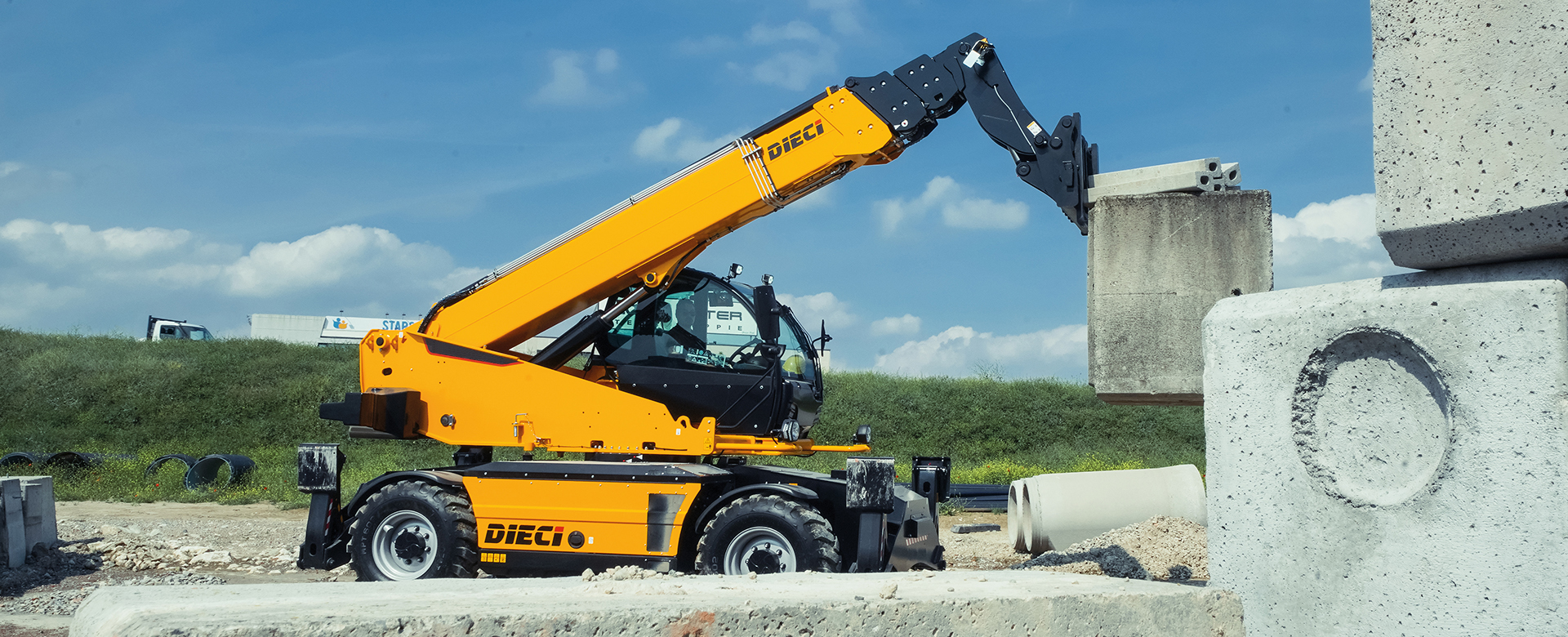 Dieci Pegasus R 50.18 a movimentar uma peça de betão em obra